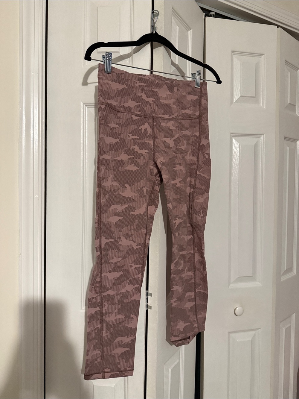 Women’s Pink Camo Athleta knee length Leggings